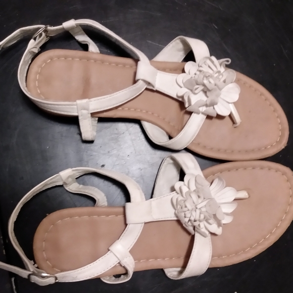 Frilly sandals - Picture 2 of 3